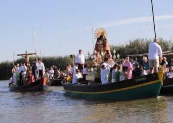 La “Peregrina” y el Cristo de la Salud, juntos por primera vez en la romería en barca por la Albufera 