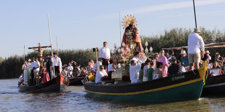 La “Peregrina” y el Cristo de la Salud, juntos por primera vez en la romería en barca por la Albufera