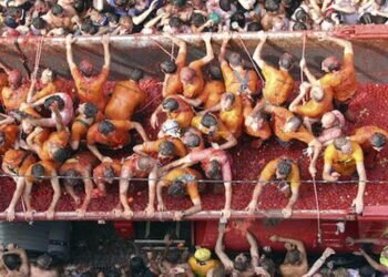 Bunyol se Tiñe de Rojo con la 76ª Edición de la Tomatina