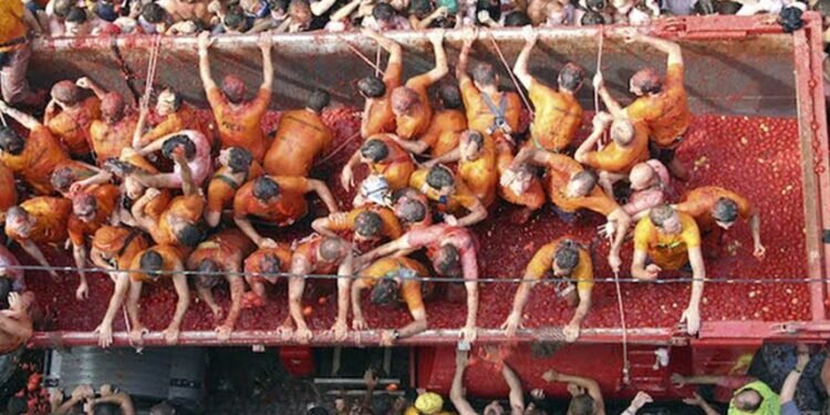 Bunyol se Tiñe de Rojo con la 76ª Edición de la Tomatina