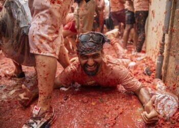 La Tomatina deja una Marea Roja de Fiesta y Tomate en Buñol
