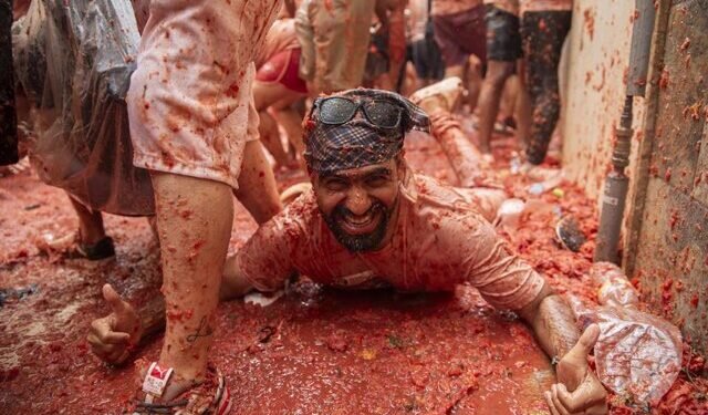 La Tomatina deja una Marea Roja de Fiesta y Tomate en Buñol