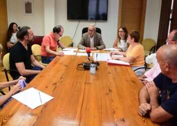 El Ayuntamiento se plantea crear zonas gastronómicas en los mercados municipales para revitalizar el comercio local