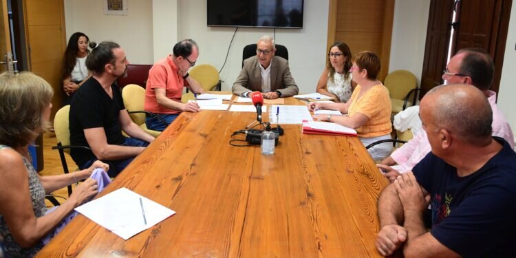 El Ayuntamiento se plantea crear zonas gastronómicas en los mercados municipales para revitalizar el comercio local