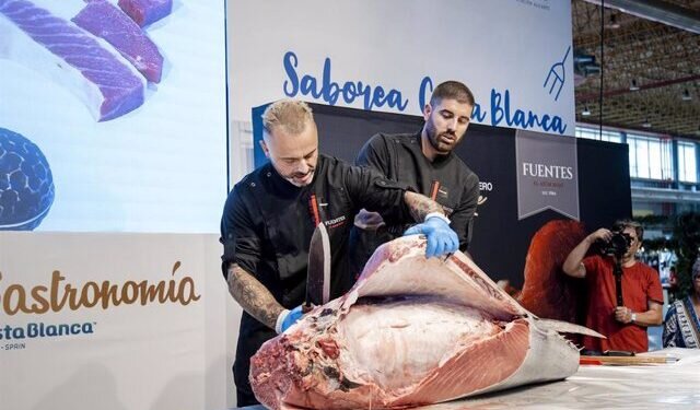 Alicante Gastronómica inicia con el ronqueo de un impresionante atún rojo de 200 kilos