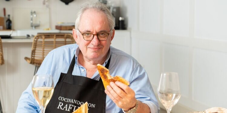 Rafuel deleita a sus seguidores con su nuevo recetario: “Grandes éxitos de Rafuel”
