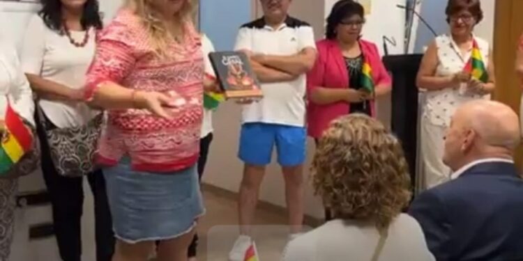 Santo Grial se da a conocer a doña Nardi Suxo Iturry la embajadora de Bolivia España en un encuentro auspiciado por el consulado de Valencia