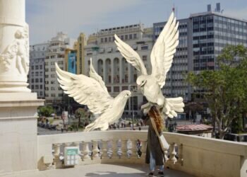 La falla municipal de las Fallas 2024, diseñada por Pere Baenas y Escif