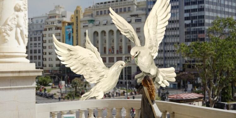 La falla municipal de las Fallas 2024, diseñada por Pere Baenas y Escif