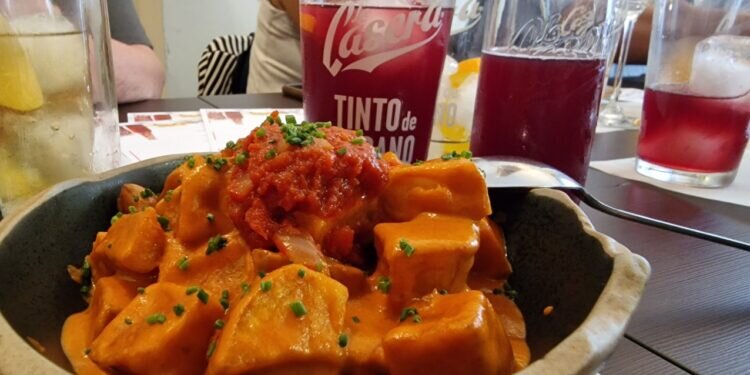 Un Brindis por la Tradición y la Innovación: La Fusión de Sabores con Tinto de Verano La Casera® y las Bravas de Paco Morales