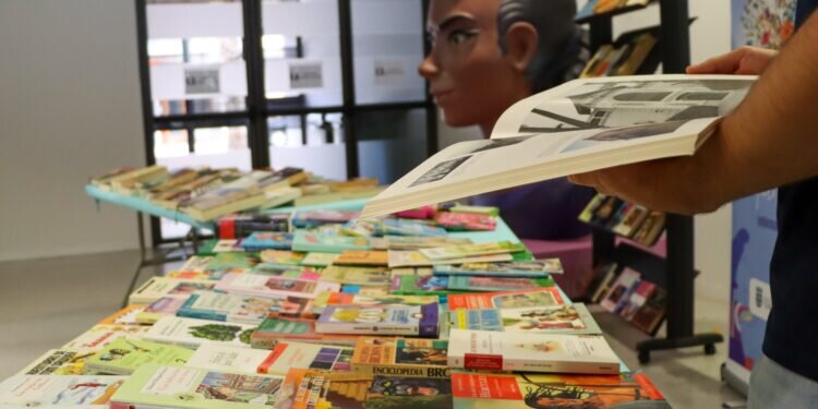 El programa ‘Compartint lectura, compartim aventura’ escribe sus primeras páginas en la Casa de la Dona