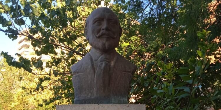 El Ayuntamiento se personará en el juicio por el robo del busto del poeta Francesc Badenes valorado en 9.000 €