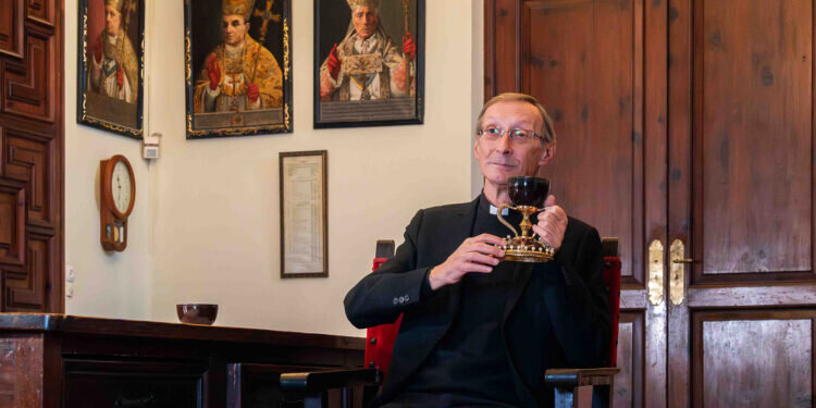 Comienza en la Catedral el rodaje de un documental sobre el Santo Cáliz realizado por una productora valenciana