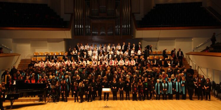 Cuatro coros de la Federación de Folclore participan en el festival de canción navideña en El Palau de la Música tras 4 años cerrado