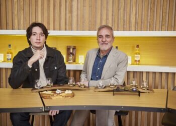 Fernando Guillén Cuervo y su hijo Manuel invitan a celebrar el Día del Padre con una experiencia especial en la destilería de DYC.