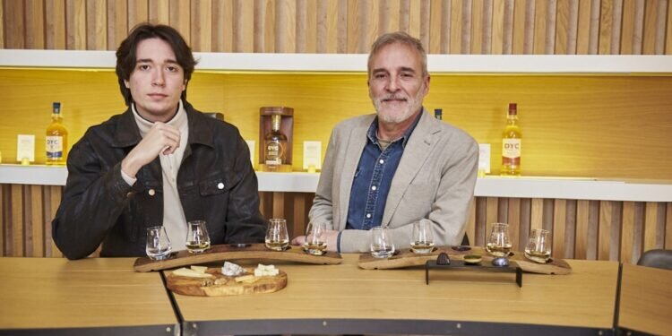 Fernando Guillén Cuervo y su hijo Manuel invitan a celebrar el Día del Padre con una experiencia especial en la destilería de DYC.