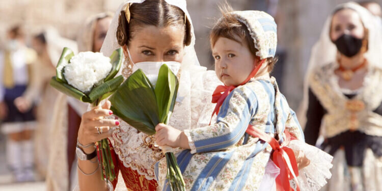 Más de 100.000 Falleras y Falleros se Preparan para la Tradicional Ofrenda a la ‘Geperudeta’ en Valencia