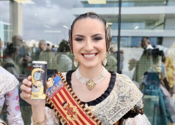 Paco Roca diseña un bote fallero de Sandevid con un fin solidario