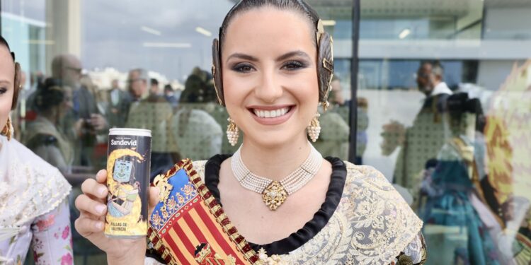 Paco Roca diseña un bote fallero de Sandevid con un fin solidario