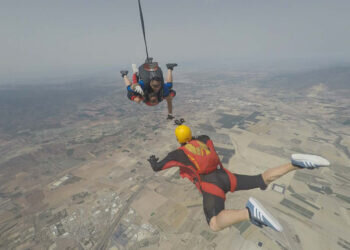 Descubre Requena y El Grao de Castellón, destacados entre los mejores destinos para saltar en paracaídas en España según expertos .