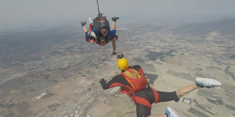 Descubre Requena y El Grao de Castellón, destacados entre los mejores destinos para saltar en paracaídas en España según expertos .