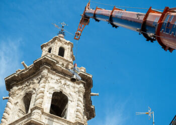 La iglesia de Santa Catalina sube a su torre su campana mayor y otras cinco piezas restauradas
