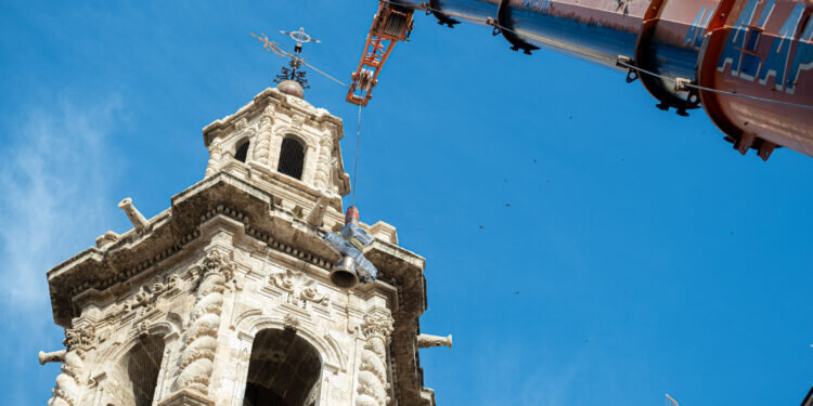 La iglesia de Santa Catalina sube a su torre su campana mayor y otras cinco piezas restauradas