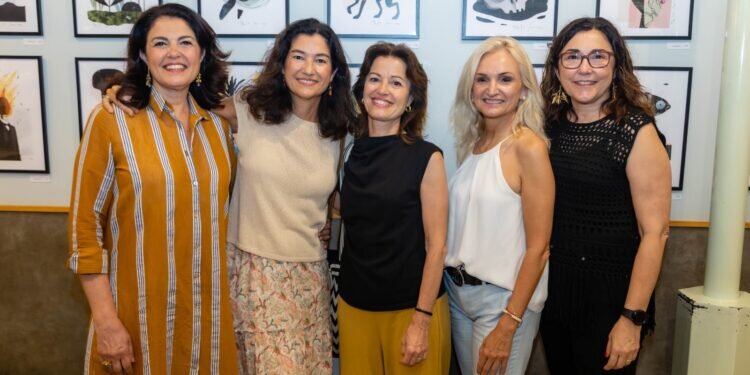 “Idiosincrasia” reúne por primera vez en valencia las ilustraciones de J. Miguel Guillén en las cervezas del Mercado by BWK en colón