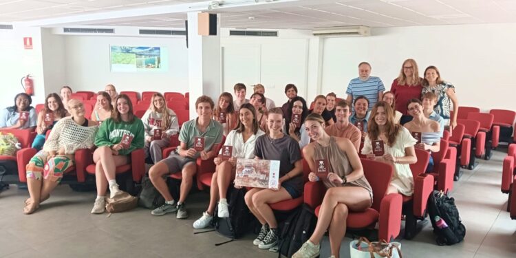 Intercambio cultural en Valencia alumnos de USA descubren El Camino del Santo Grial en Europa