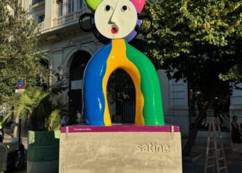 ‘Ripollés al desnudo’ completa su exposición más personal en el Ateneo con cuatro esculturas gigantes en la Plaza del Ayuntamiento