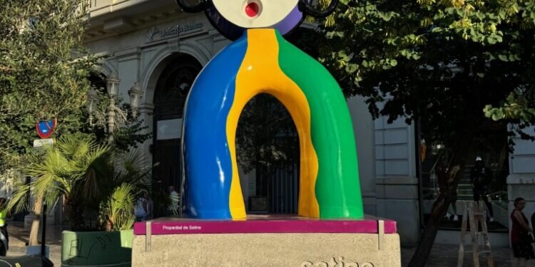 ‘Ripollés al desnudo’ completa su exposición más personal en el Ateneo con cuatro esculturas gigantes en la Plaza del Ayuntamiento