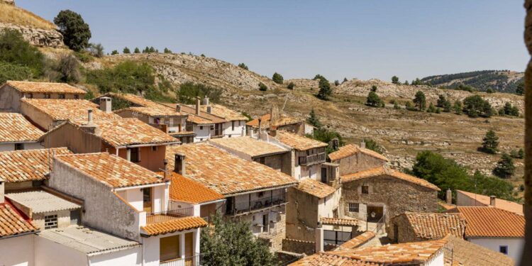 Castell de Cabres: Resiliencia y Tradición en el Pueblo más Pequeño de la Comunitat Valenciana