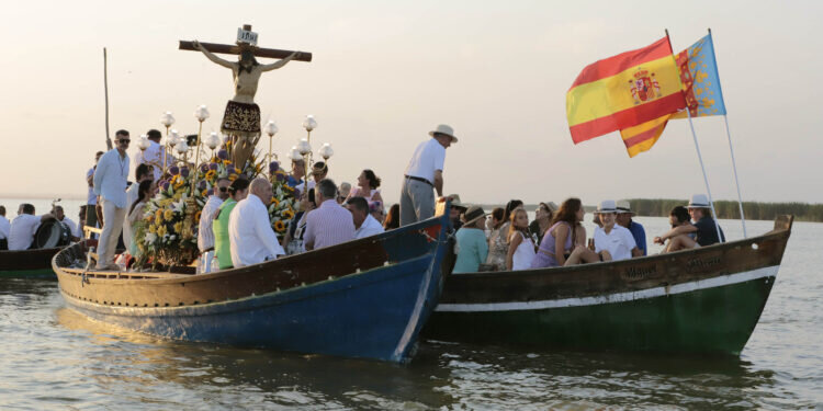 El Palmar celebra al Cristo de la Salud con la tradicional romería por la Albufera