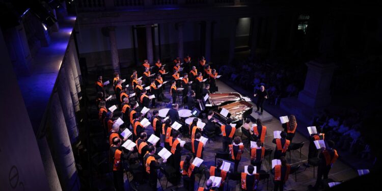 El Orfeón Universitario de Valencia interpreta el Requiem de Brahms en la vuelta al Palau de la Música