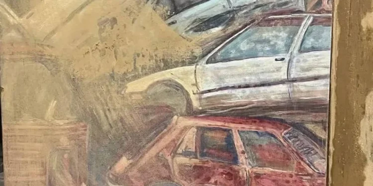 Encuentran en Paiporta un cuadro que parece predecir la DANA: coches apilados y caos en un lienzo rescatado del barro